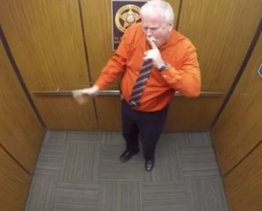 Están solos en el ascensor. ¡Cuando la cámara los atrapó haciendo esto, se hizo viral!