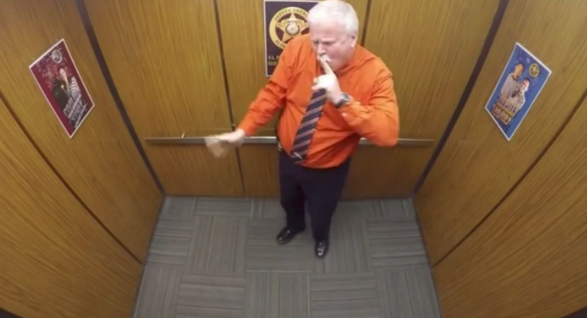 Están solos en el ascensor. ¡Cuando la cámara los atrapó haciendo esto, se hizo viral!
