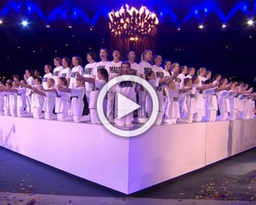 Este enorme coro con ropa blanca eleva sus manos. Pero mira la cara - Increíble
