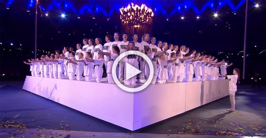 Este enorme coro con ropa blanca eleva sus manos. Pero mira la cara - Increíble