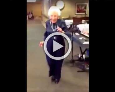 Esta señora de 100 años escuchó la música, se puso de pie y todo el mundo quedó conmocionado