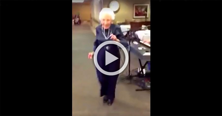 Esta señora de 100 años escuchó la música, se puso de pie y todo el mundo quedó conmocionado