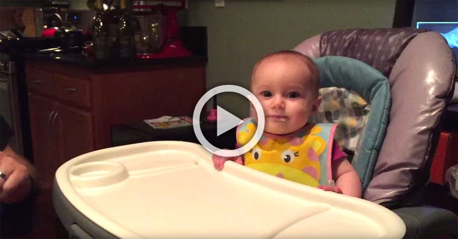 Mamá está filmando a su pequeño bebé. Ahora atención cuando aparece papá...