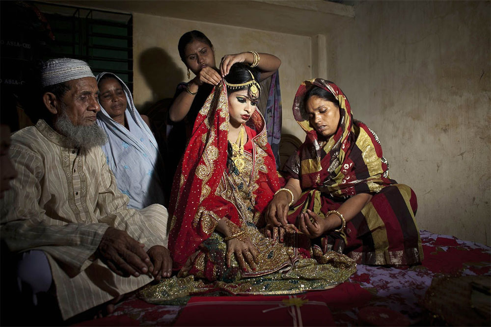 Inquietantes fotos de la novia-niña durante su boda ¿Por qué el mundo no actua?