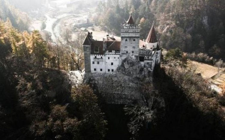 Este hermoso castillo acaba de subir a la venta... Pero guarda un aterrador secreto