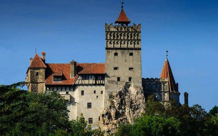 Este hermoso castillo acaba de subir a la venta... Pero guarda un aterrador secreto