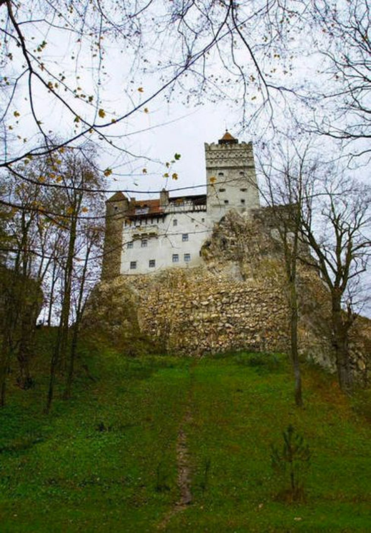 Este hermoso castillo acaba de subir a la venta... Pero guarda un aterrador secreto