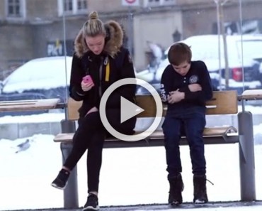 Este niño está bajo un frío de congelación sin una chaqueta. Mira la reacción de la gente