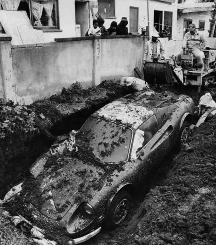 Dos niños estaban excavando en su patio cuando descubren ESTO. Y sólo es una parte de la historia