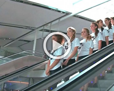 Ocho chicas forman una línea recta. Cuando se bajen de la escalera mecánica mira sus pies