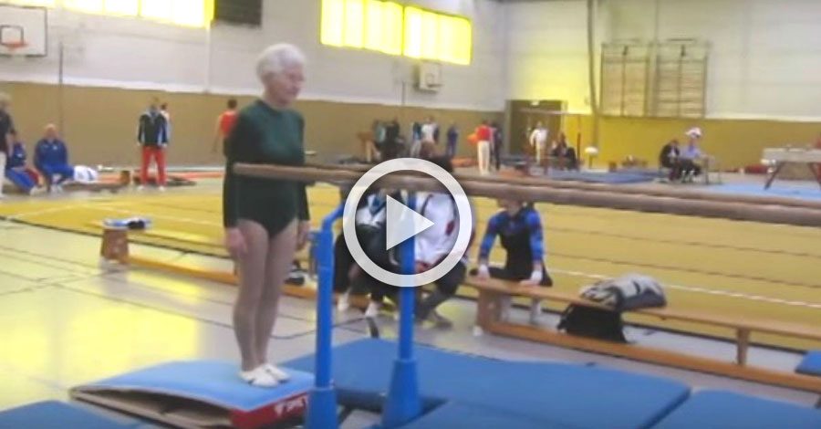 Esta señora de 86 años se sitúa frente a unas paralelas. ATENCIÓN a sus piernas en el minuto 0:10