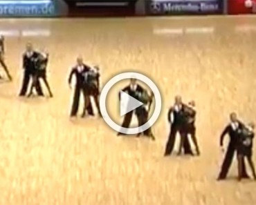 Estos bailarines forman una línea diagonal en la pista. Cuando se separaron me quedé BOQUIABIERTO