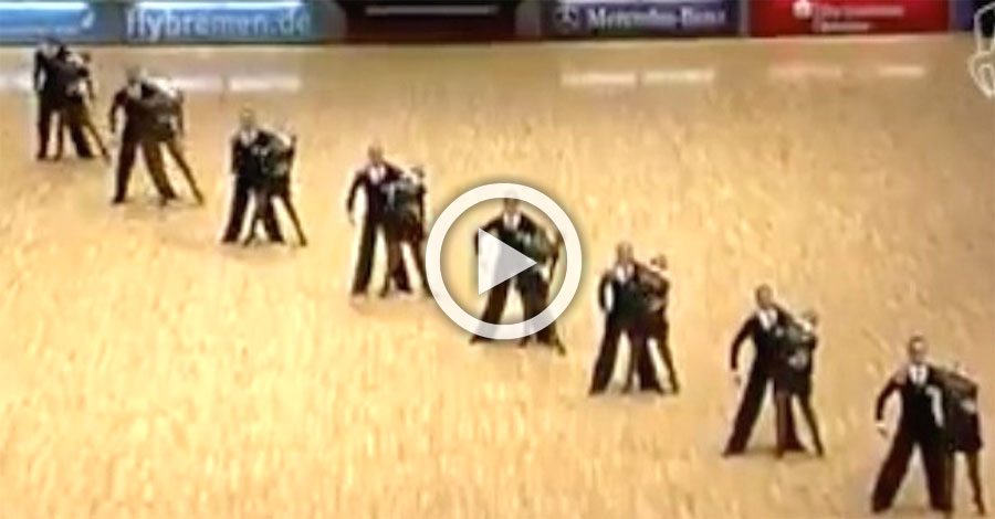 Estos bailarines forman una línea diagonal en la pista. Cuando se separaron me quedé BOQUIABIERTO 1 Estos bailarines forman una línea diagonal en la pista. Cuando se separaron me quedé BOQUIABIERTO