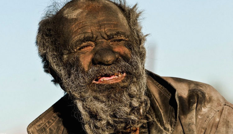 Este hombre no se ha bañado en 60 años... Pero esa no es la parte más inquietante de su historia