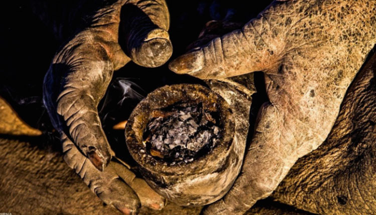 Este hombre no se ha bañado en 60 años... Pero esa no es la parte más inquietante de su historia