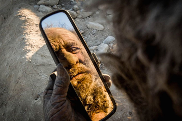 Este hombre no se ha bañado en 60 años... Pero esa no es la parte más inquietante de su historia