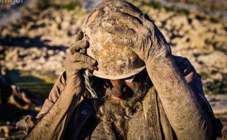 Este hombre no se ha bañado en 60 años... Pero esa no es la parte más inquietante de su historia