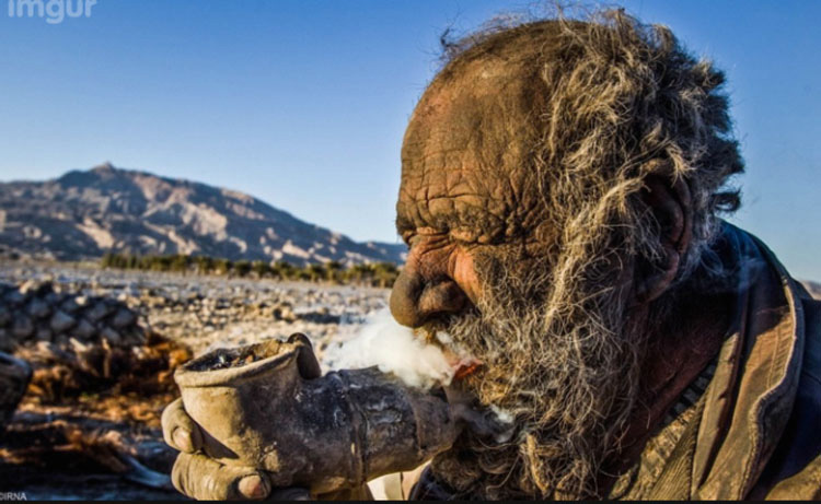 Este hombre no se ha bañado en 60 años... Pero esa no es la parte más inquietante de su historia