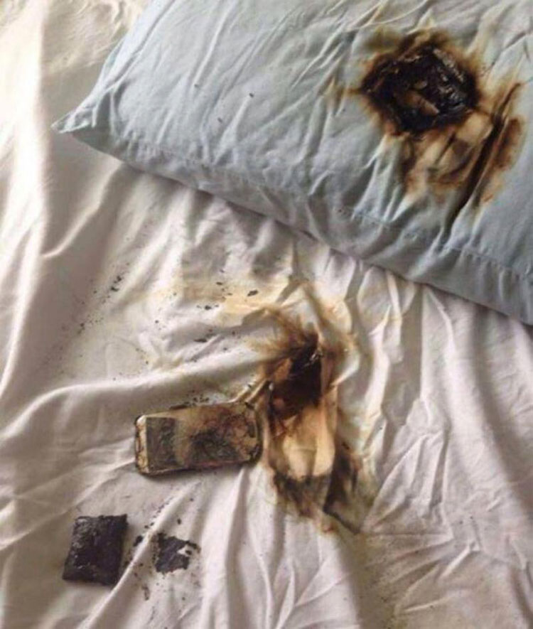 La almohada se incendió mientras dormía. Espera a ver lo que había debajo