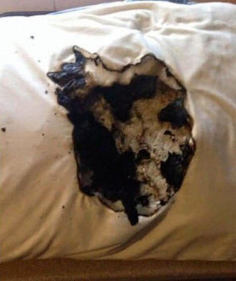 La almohada se incendió mientras dormía. Espera a ver lo que había debajo