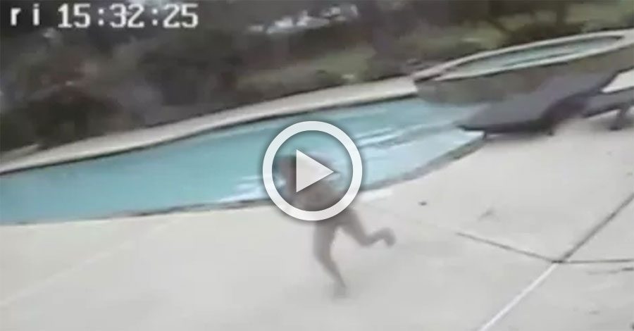 Esta niña de 5 años encuentra a su madre boca abajo en la piscina. Mira lo que hace a continuación