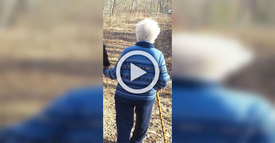 Esta señora de 81 años se perdió en el bosque. 40 minutos más tarde ven que la llevan de la mano 1