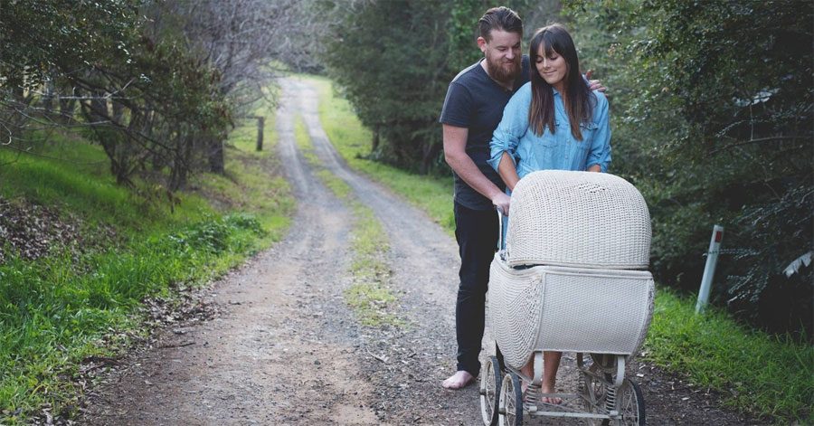 Esta pareja estaba cansada de preguntas acerca de bebés, por lo que organizó una ingeniosa sesión de fotos
