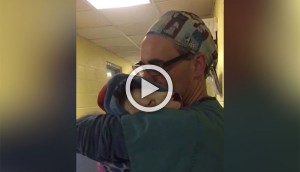Este vídeo de un veterinario calmando a un cachorro después de la cirugía se ha hecho viral