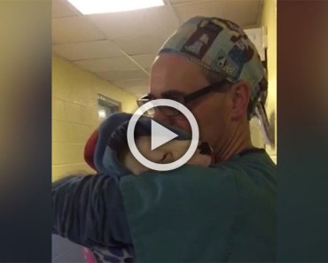 Este vídeo de un veterinario calmando a un cachorro después de la cirugía se ha hecho viral