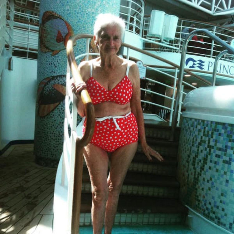 Esta abuela posa para una foto y cuando la gente ve su bañador se hace VIRAL