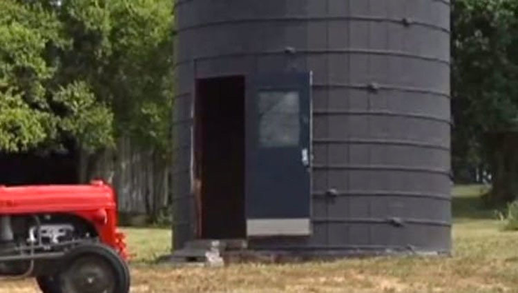 Este abuelo inicia un proyecto en un viejo silo. 2 años más tarde llama a su familia para que vean su interior