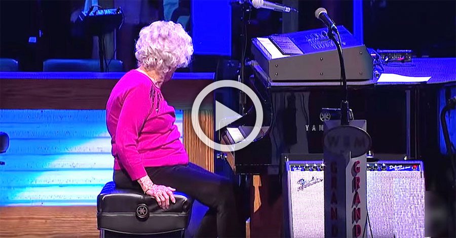 Esta anciana de 98 años interrumpe la actuación de un cantante, pero nadie esperaba ESTO
