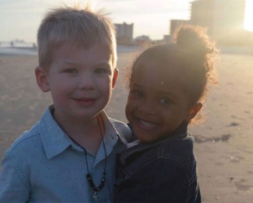 Su hija se encuentra con un niño en la playa. Cuando el niño hace ESTO su madre se quedó sin palabras