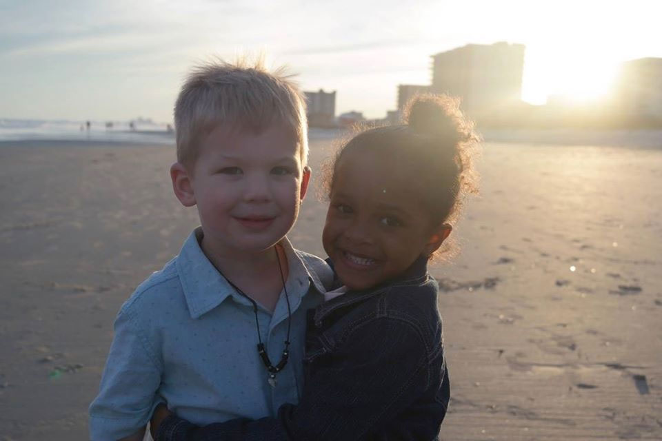 Su hija se encuentra con un niño en la playa. Cuando el niño hace ESTO su madre se quedó sin palabras