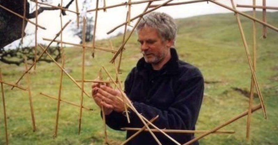 Pasa horas uniendo, con cuidado, palos entre sí. ¿Y cuándo termina? No lo podía creer