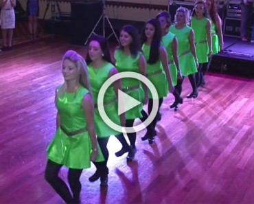8 damas de honor salen al escenario con vestidos verdes, pon atención a sus pies
