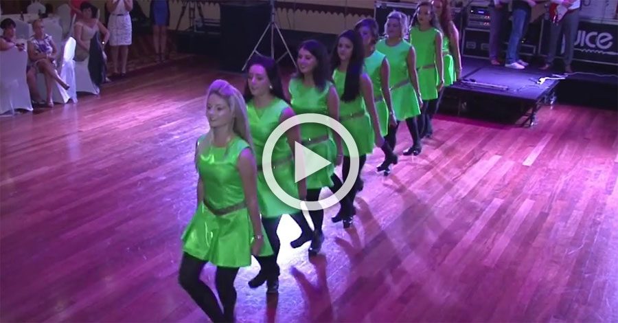 8 damas de honor salen al escenario con vestidos verdes, pon atención a sus pies