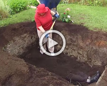 Esta anciana cava una tumba en su patio. Unos extraños la ven más de cerca y se dan cuenta de esto