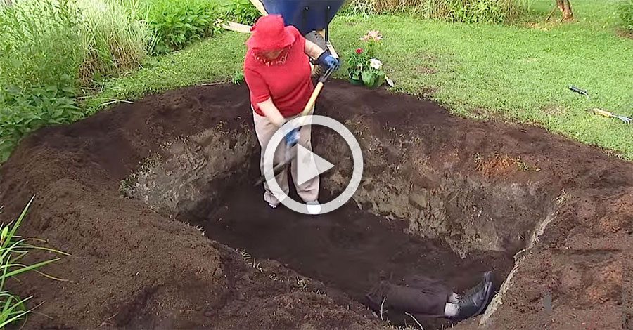 Esta anciana cava una tumba en su patio. Unos extraños la ven más de cerca y se dan cuenta de esto