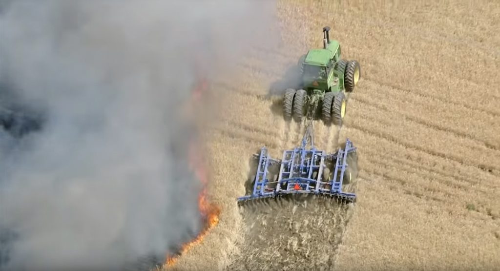 Este granjero ve sus cultivos arder en llamas, ahora mira su tractor. ¡Estoy sin palabras!