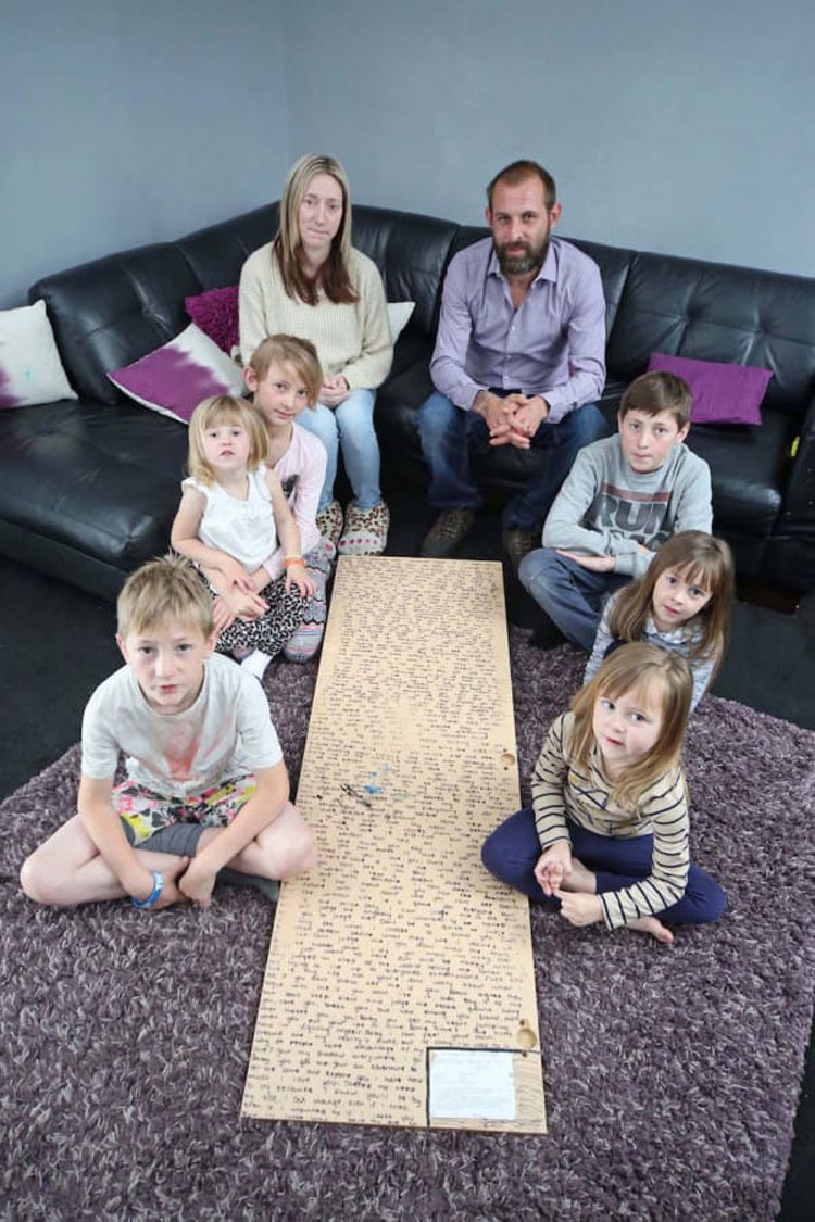 Esta familia encuentra un espejo. Lo que se oculta en la parte posterior te conmocionará