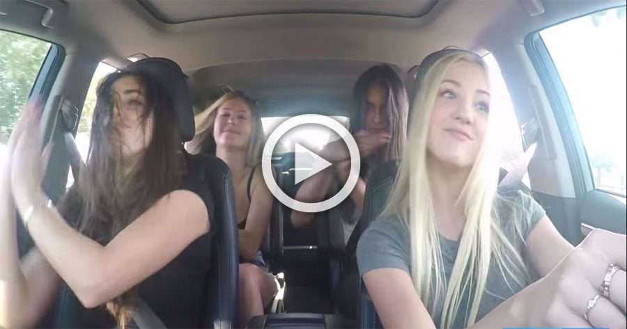 4 chicas cantan mientras conducen, hasta que suena el teléfono y sucede algo DESGARRADOR