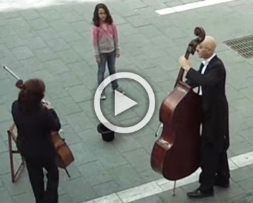 Esta niña se encuentra frente a 2 músicos. Momentos después la multitud se queda aturdida