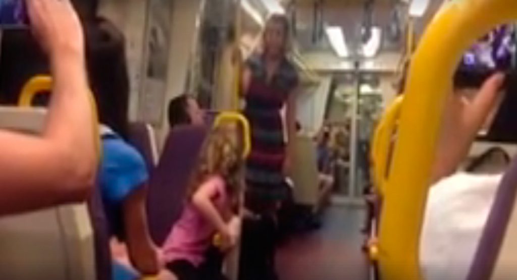 Esta mujer comienza a cantar en el tren. Ahora mira a la niña de rosa