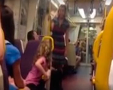 Esta mujer comienza a cantar en el tren. Ahora mira a la niña de rosa