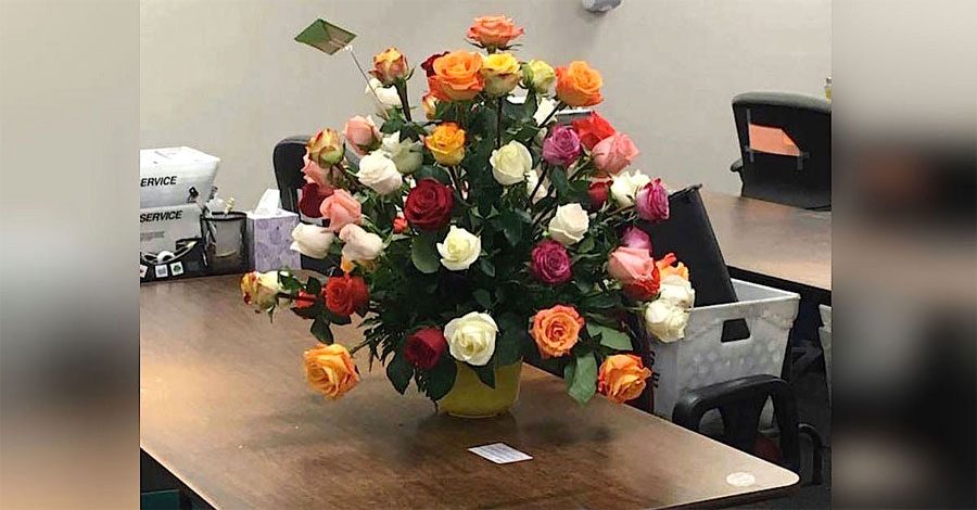 Mira de cerca este ramo de flores 'ordinario'. Se hizo viral por una razón MARAVILLOSA