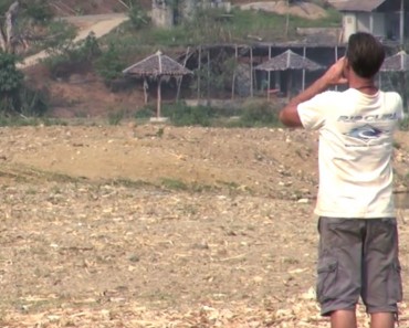 Un hombre grita a un campo abierto, ahora mira lo que viene corriendo. ¡Esto es impresionante! 1