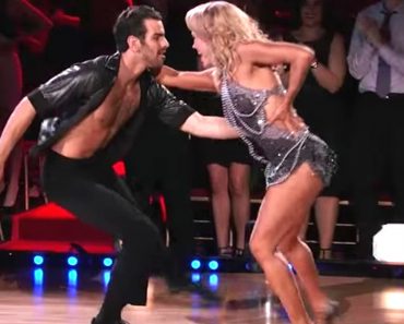 Este bailarín sordo camina hasta el escenario. ¡Cuando la música comienza a sonar es alucinante! 6 Este bailarín sordo camina hasta el escenario. ¡Cuando la música comienza a sonar es alucinante!