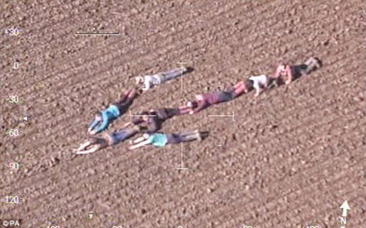 Policías ven que hay unos niños tumbados en un campo. Pensaban que era una broma, pero la verdad es increíble