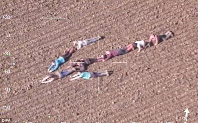 Policías ven que hay unos niños tumbados en un campo. Pensaban que era una broma, pero la verdad es increíble